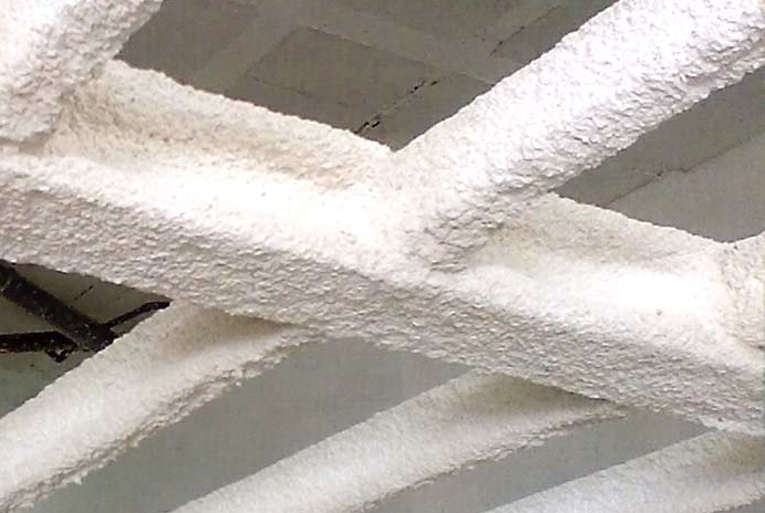 bigas del techo en empresa recubiertas de espuma aislante contra el fuego