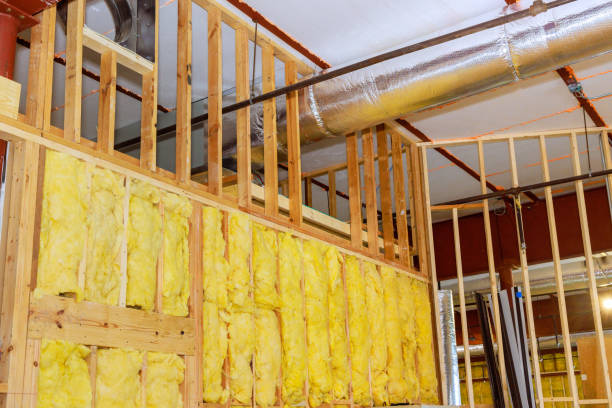 Estructura de madera con aislamiento mineral entre montantes en obra de rehabilitación con conductos de ventilación