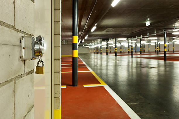 Interior de aparcamiento subterráneo con pilares y señalización de plazas que requieren ignifugación R-120