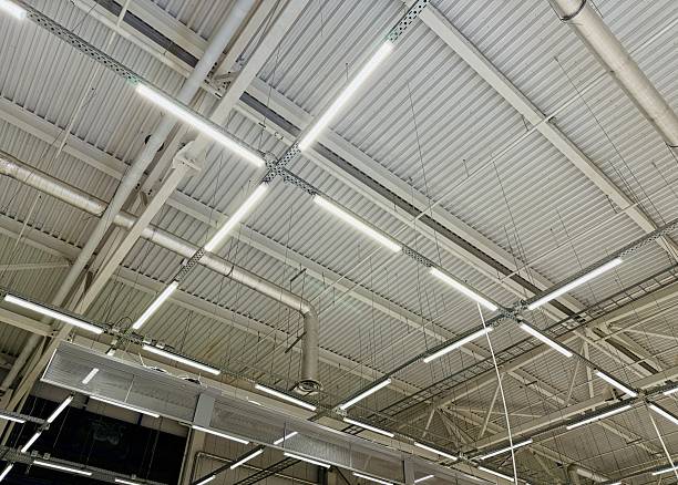 Estructura metálica de cubierta de nave industrial con correas, instalaciones y luminarias que requieren ignifugación