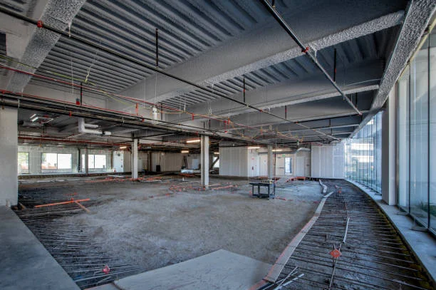 Interior de nave industrial con estructura metálica y forjado ignifugado con mortero proyectado en obra